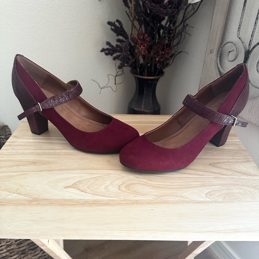 NWOT. Burgundy suede heels. ❤️❤️❤️